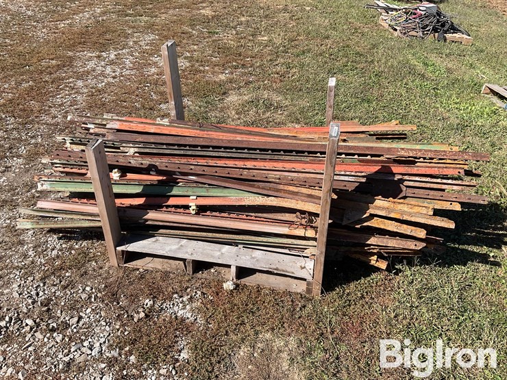 pallet-of-steel-fence-posts-image-2