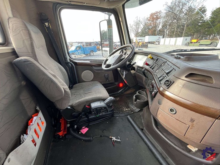 2016-volvo-d11-s/a-truck-tractor-image-51