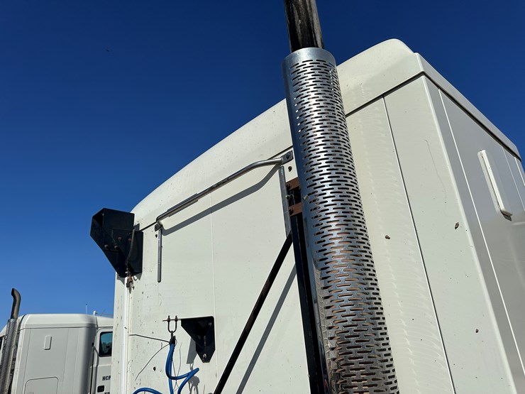 #33701-•-2011-mack-cxu-sleeper-truck-tractor-1m1aw09y4bm013132-image-50