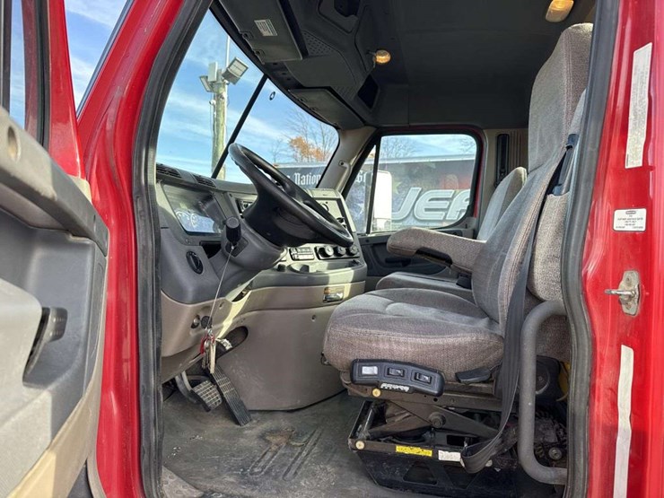 2013-freightliner-cascadia-125-image-26