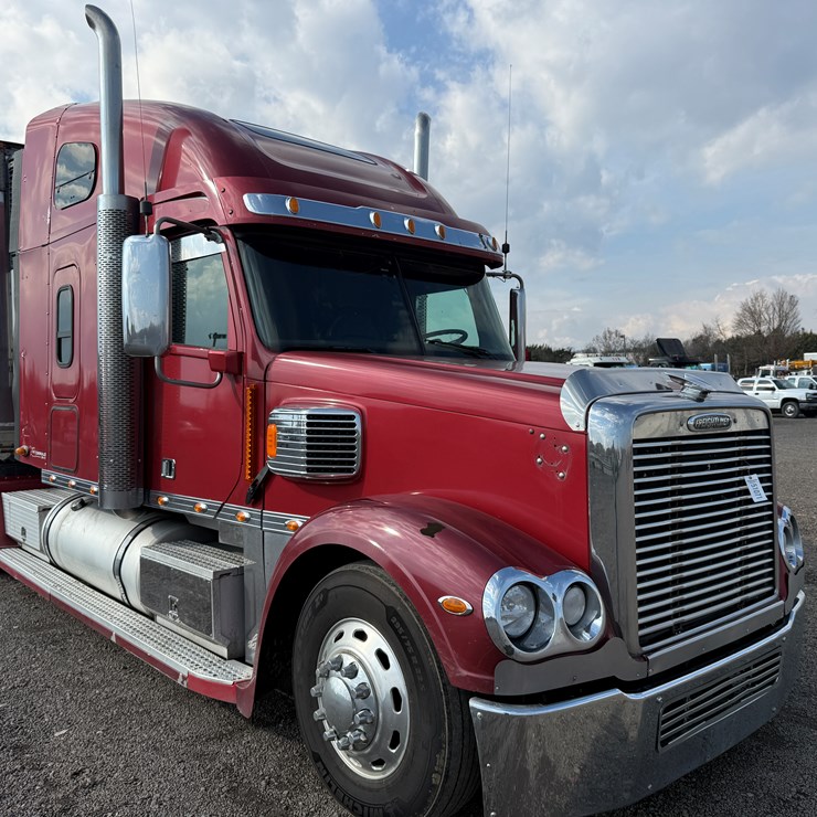 #124 • 2013 FREIGHTLINER CORONADO ROAD TRACTOR