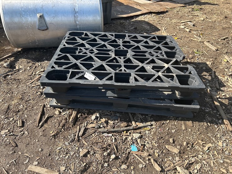 #140-•-(2)-plastic-skids-image-1