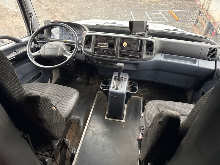 #140-•-2008-hino-snap-on-box-truck-image-8