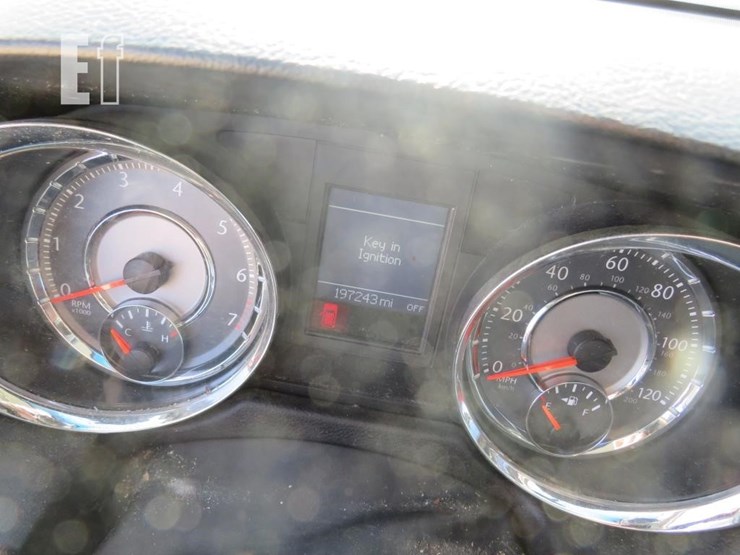 2012-chrysler-town-&-country-image-12