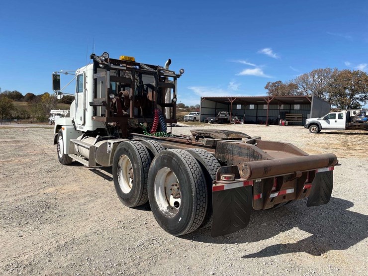 1995-freightliner-fld120-image-2