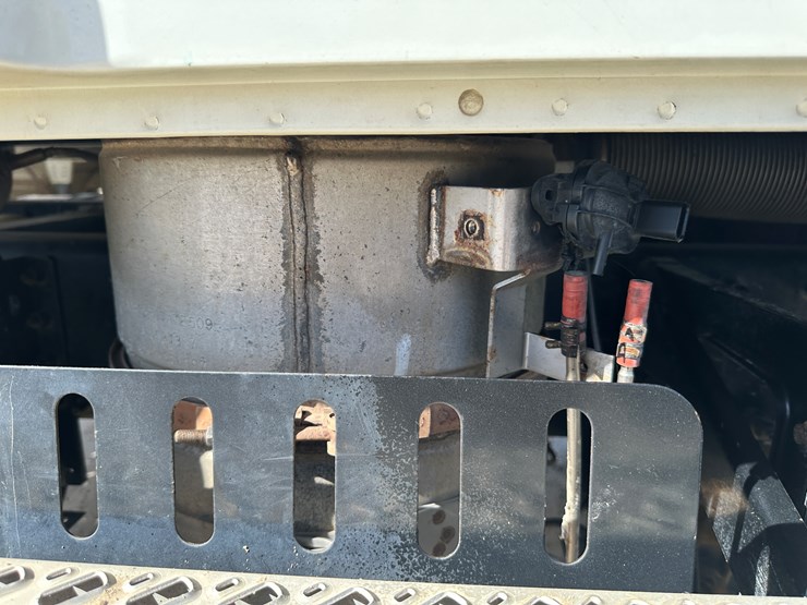 #33701-•-2011-mack-cxu-sleeper-truck-tractor-1m1aw09y4bm013132-image-89