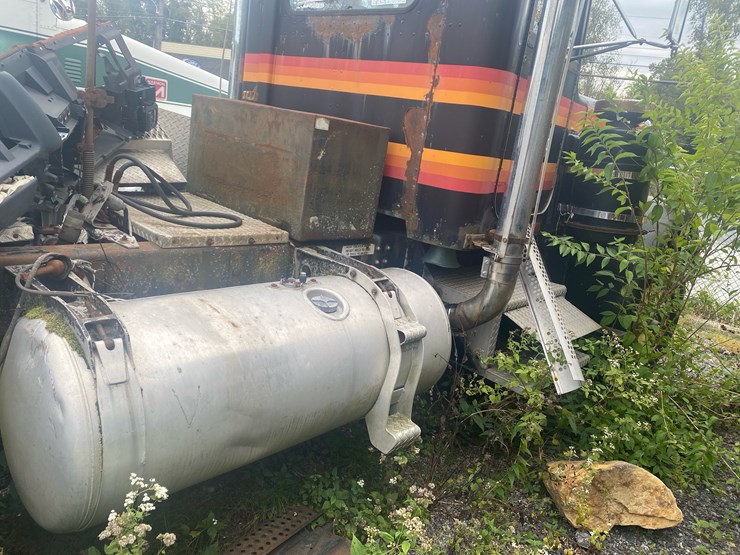 #68-•-peterbilt-tractor-for-parts-image-5