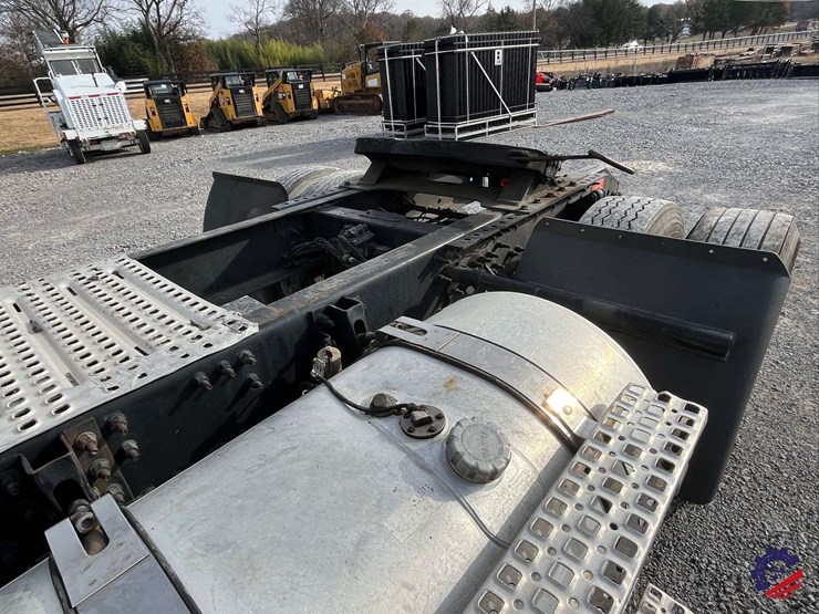 2016-volvo-d11-s/a-truck-tractor-image-21