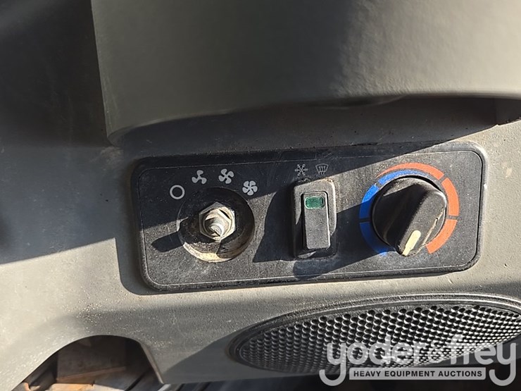 2021-bobcat-t595-image-77