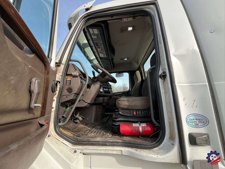 2016-volvo-d11-s/a-truck-tractor-image-55