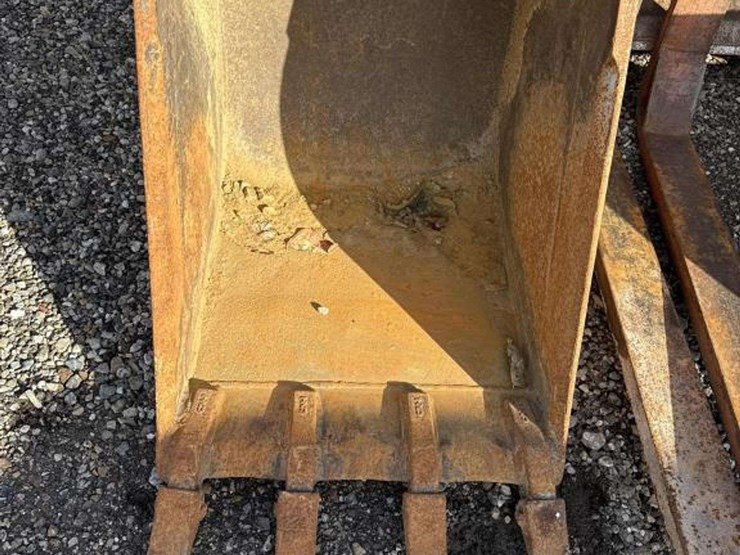 wain-roy-24in-tooth-bucket-for-backhoe-image-2