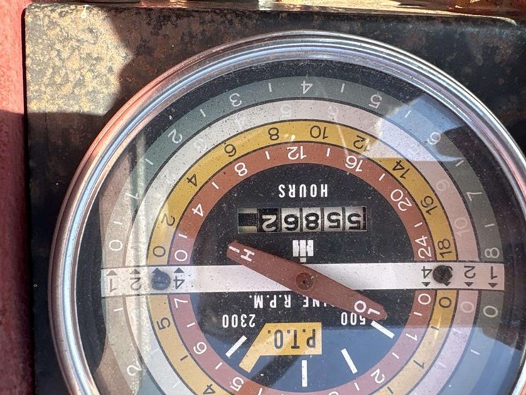 farmall-706-tractor-image-17