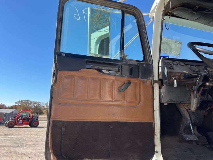 1995-freightliner-fld120-image-12