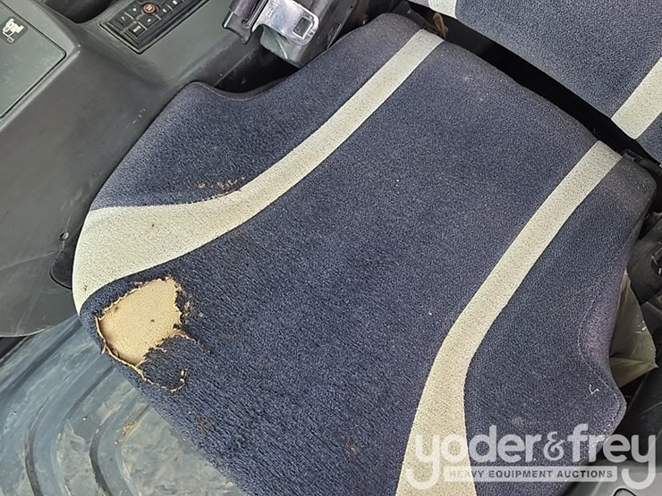 2016-caterpillar-312fgc-image-102