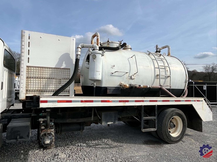 2005-freightliner-m2-business-class-s/a-water-truck-image-18