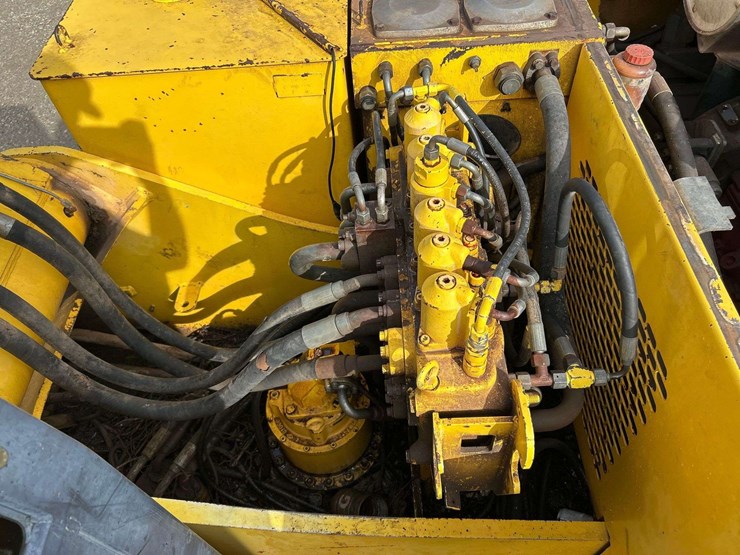 2001-new-holland-ec215-image-14