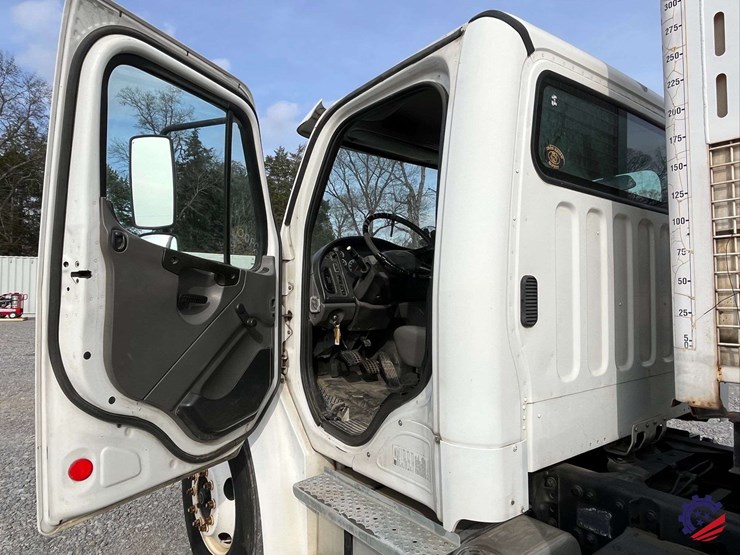 2005-freightliner-m2-business-class-s/a-water-truck-image-57