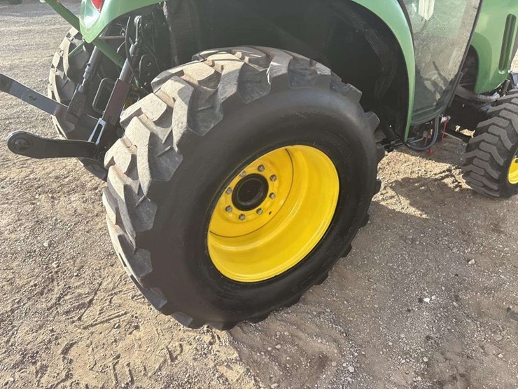 john-deere-3320-image-9