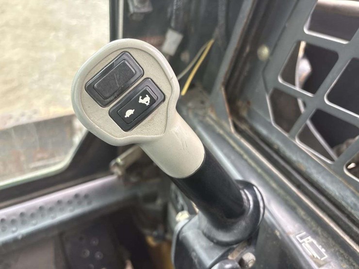 new-holland-c185-image-19