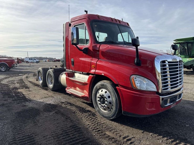 2013-freightliner-cascadia-125-image-6