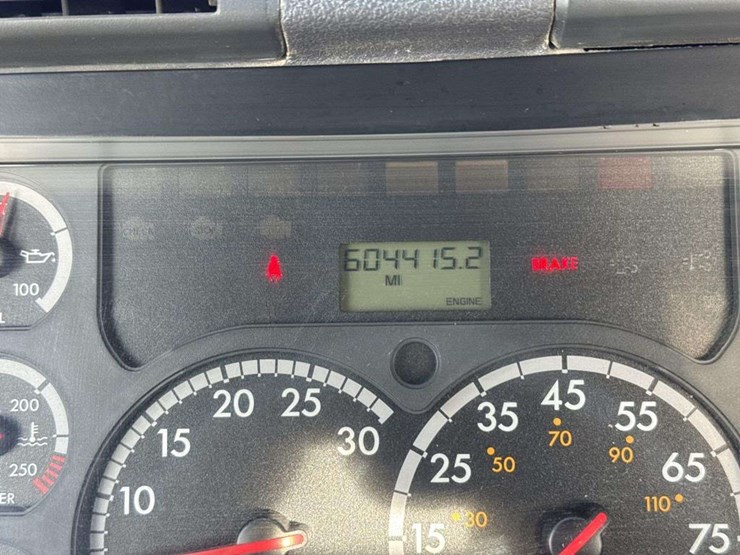 2013-freightliner-cascadia-125-image-30