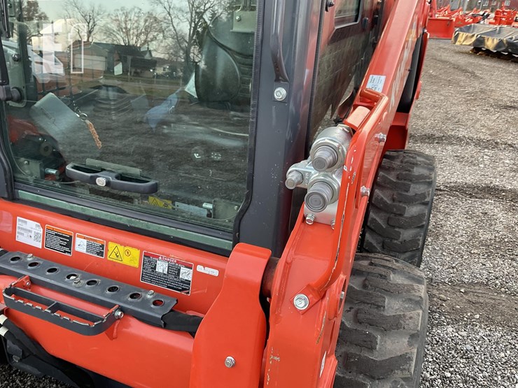 2021-kubota-ssv65-image-11