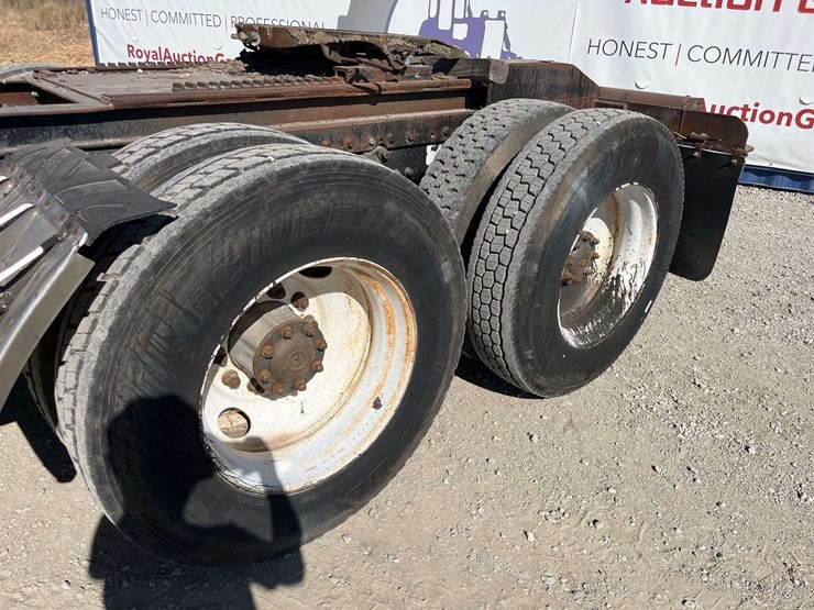 1995-freightliner-fld120-image-29