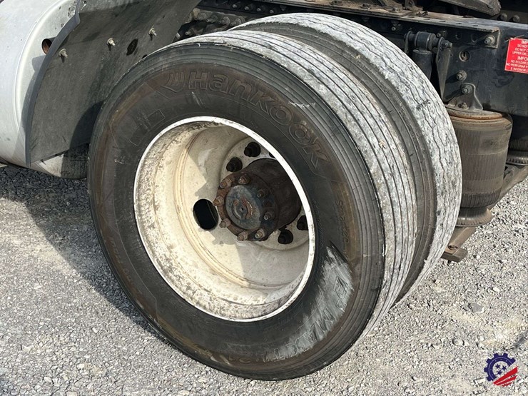 2016-volvo-d11-s/a-truck-tractor-image-8