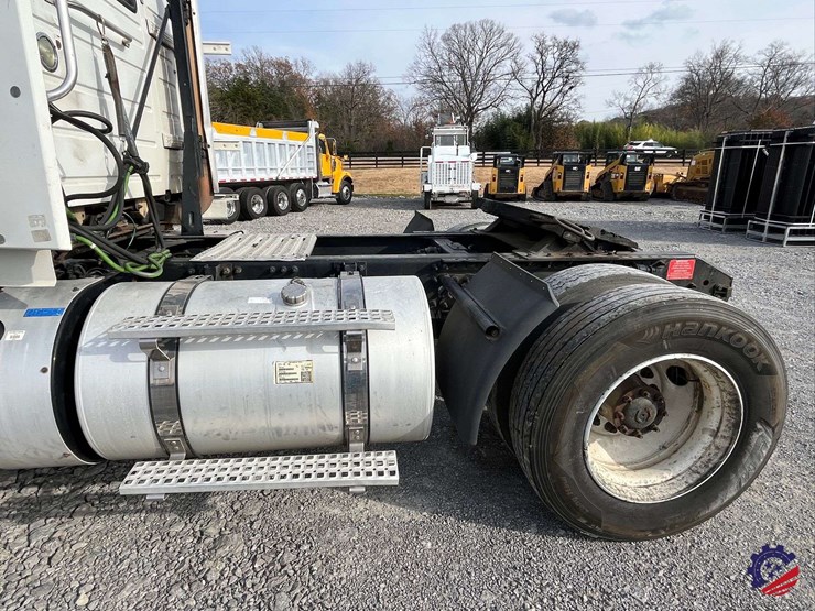 2016-volvo-d11-s/a-truck-tractor-image-18