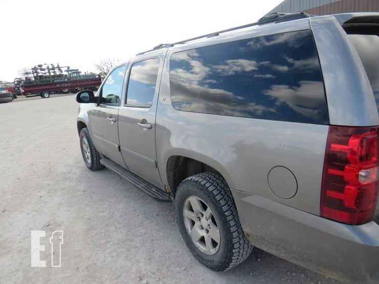 2008-chevrolet-suburban-image-8