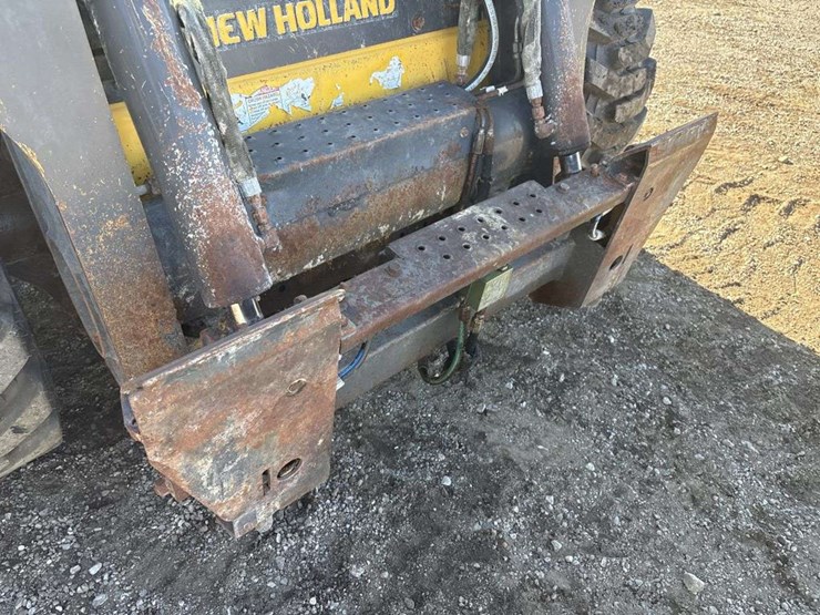 2012-new-holland-l225-image-11