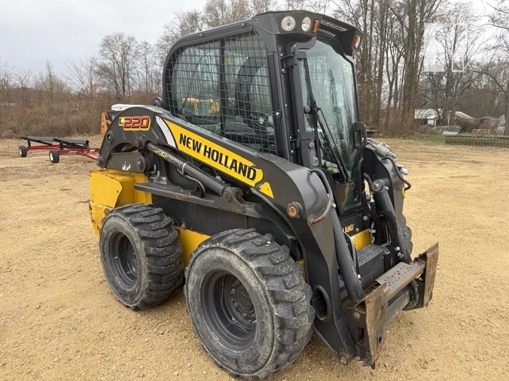 new-holland-l220-image-3