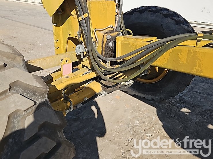 2012-caterpillar-120m-image-15