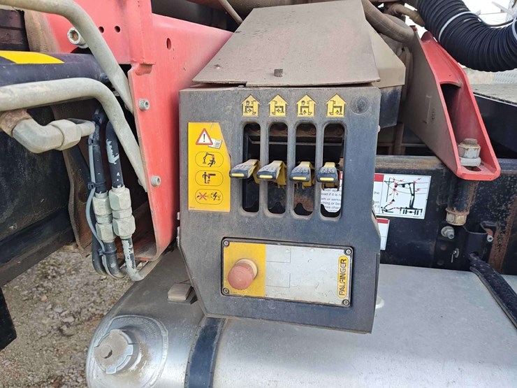 2014-freightliner-m2-106-image-17