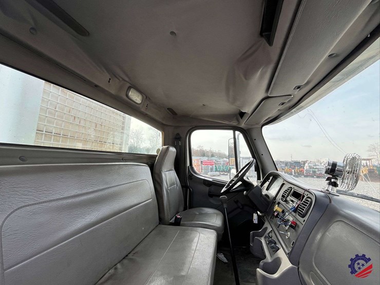 2005-freightliner-m2-business-class-s/a-water-truck-image-54