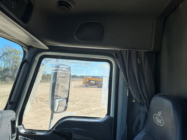 #33701-•-2011-mack-cxu-sleeper-truck-tractor-1m1aw09y4bm013132-image-69