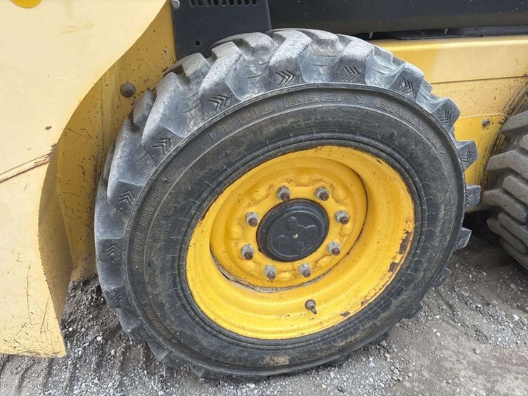 new-holland-l216-image-12