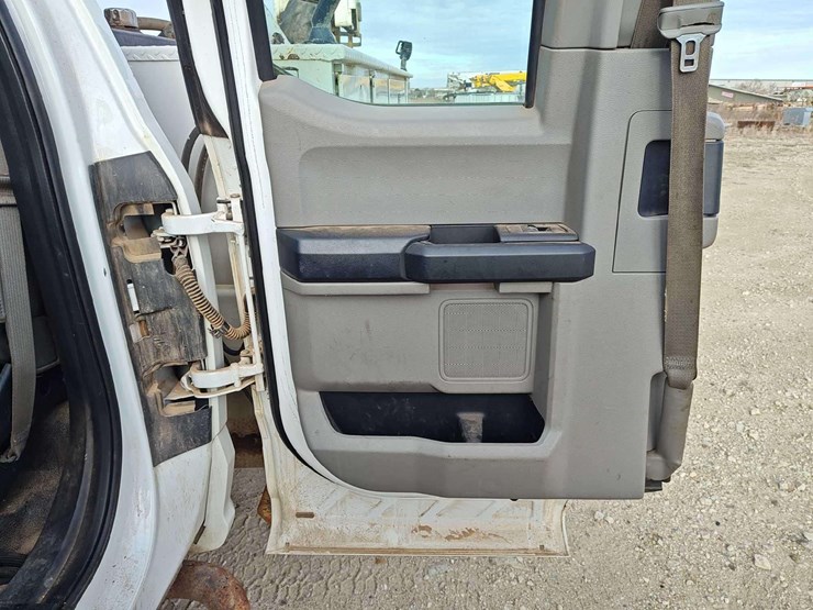 2017-ford-f550-image-33