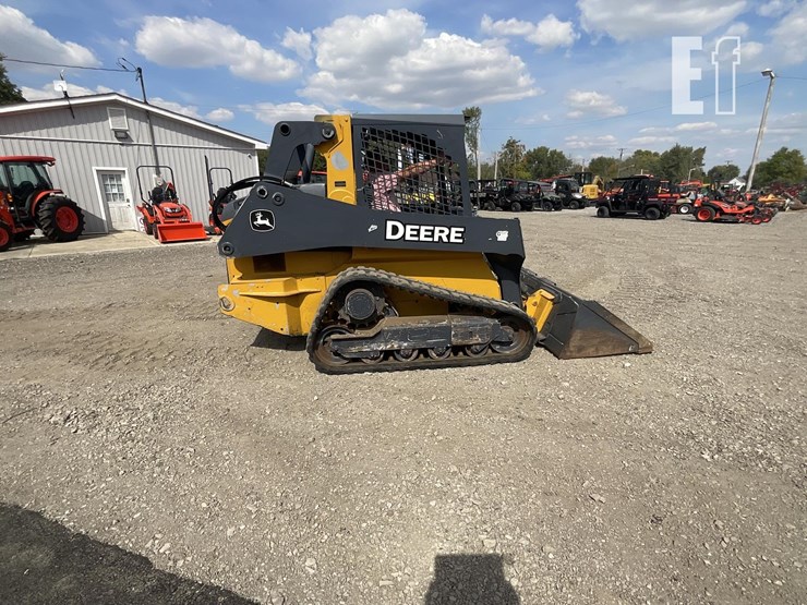 2015-deere-319e-image-21