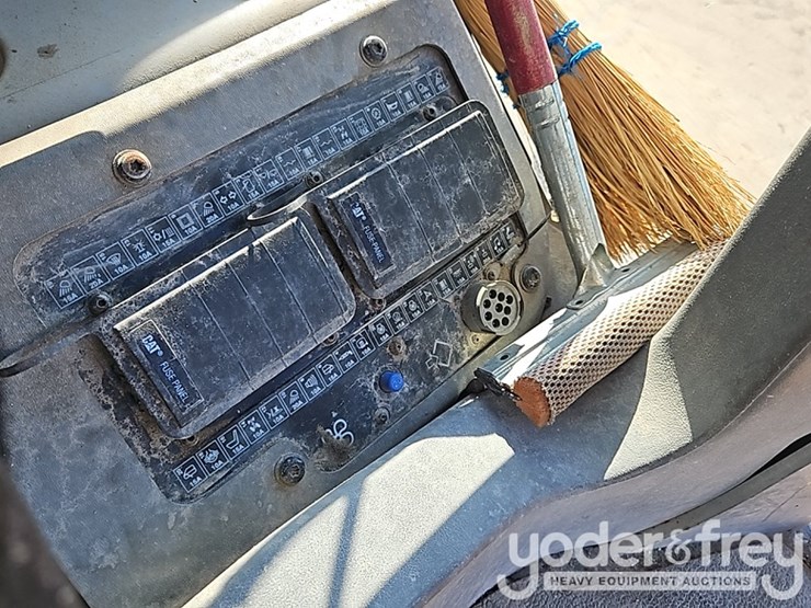 2012-caterpillar-120m-image-31