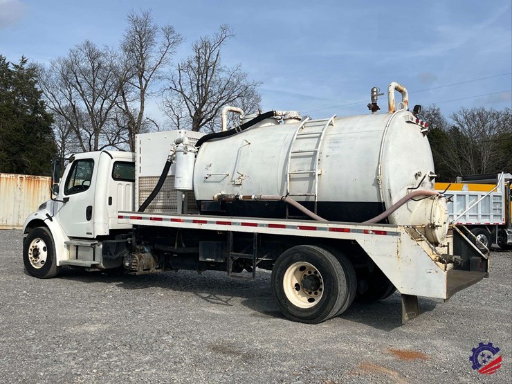 2005-freightliner-m2-business-class-s/a-water-truck-image-3