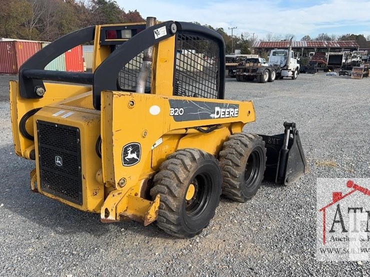 2008-deere-320-image-3