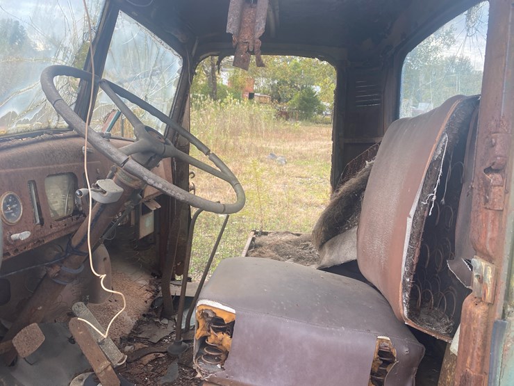 #71-•-1949-mack-tractor-image-5