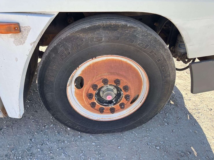 1995-freightliner-fld120-image-31