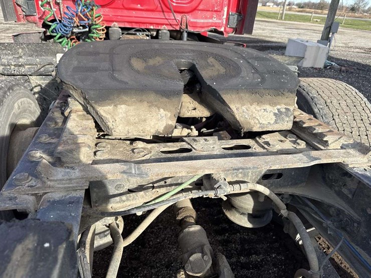 2013-freightliner-cascadia-125-image-14