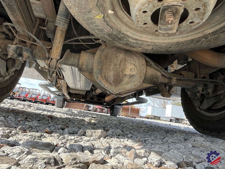 2002-chevrolet-silverado-flatbed-truck-image-29