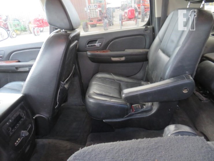 2008-chevrolet-suburban-image-12