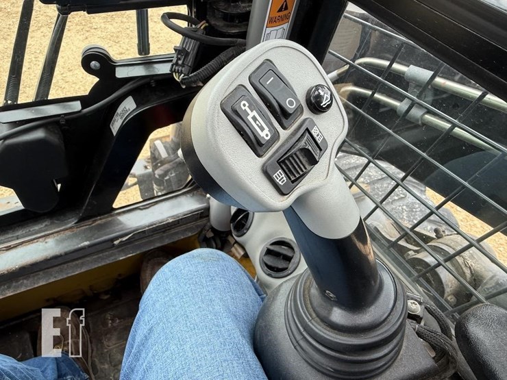 new-holland-l220-image-14