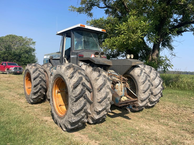 1991-versatile-876-image-4