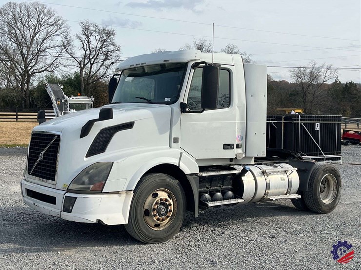 2016-volvo-d11-s/a-truck-tractor-image-1